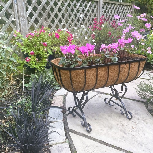 Metal planter with - metal, legs